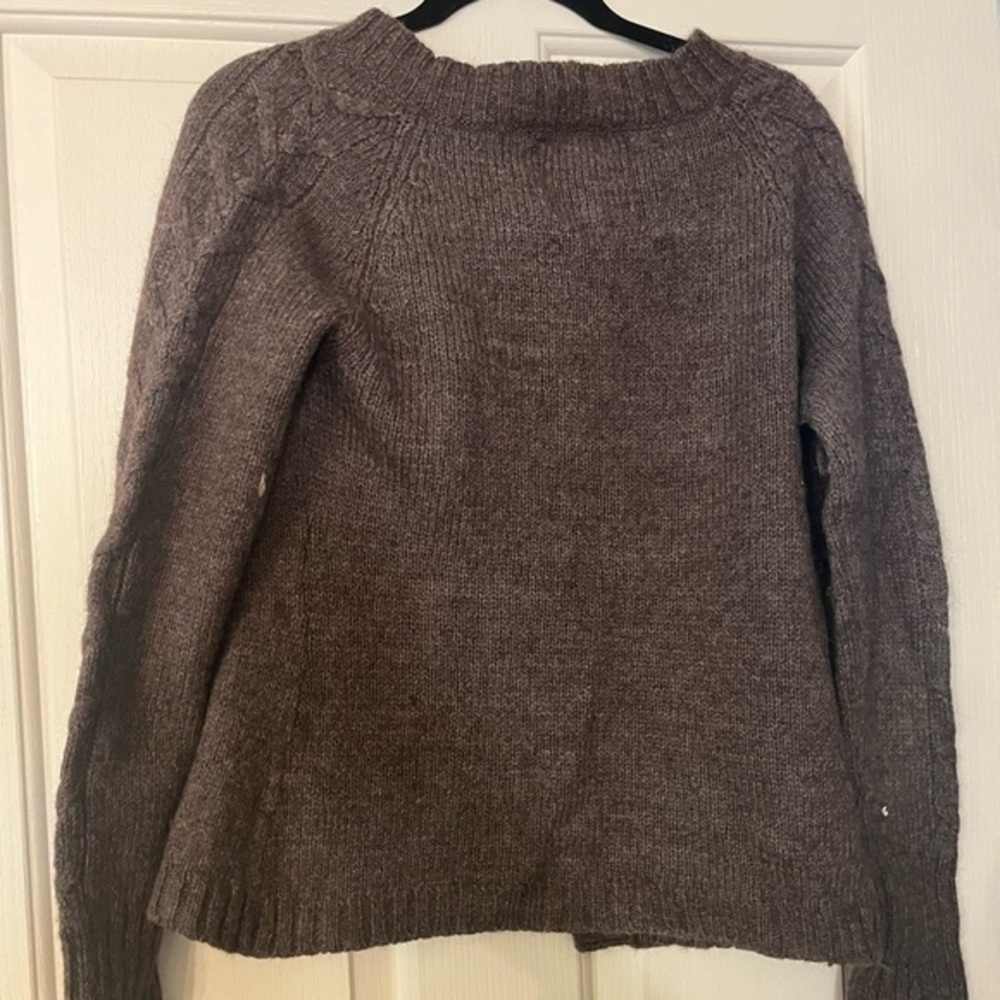cute cardigan/sweater!Perfect to throw on top of any outfit. Smoke free home